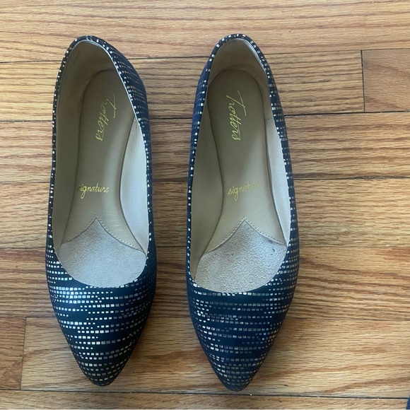 Trotter’s Signature Ballet Flat Black with Gold Accent Size 7.5W. - Picture 1 of 6